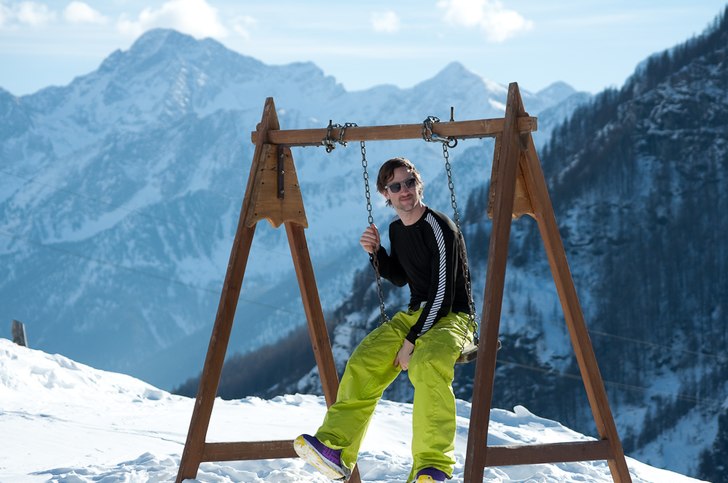 Tomas chillar grillen på gungan med fetaste utsik. Foto: Anna Holmquist. Åkare: Tomas Pettersson.