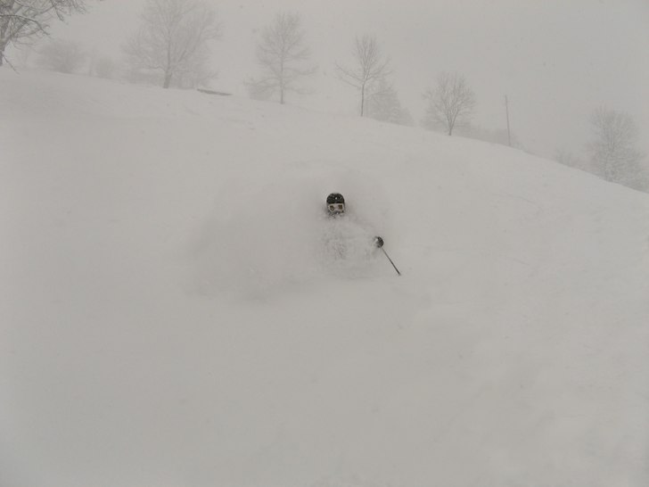 Hopp över stenar, staket och den djupaste snön p. Foto: Molina cederholm. Åkare: Johan persson.