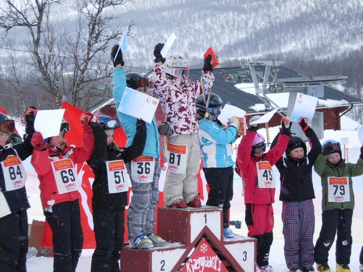 På första plats i tänndalsmästerskapet. Kul oc. Foto: Pappa. Åkare: Ronja Sandström.