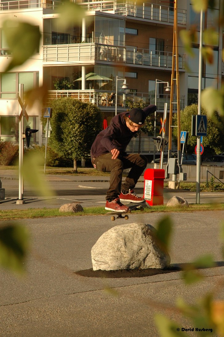 hopp över sten. Foto: David Husberg. Åkare: Martin fiskö.