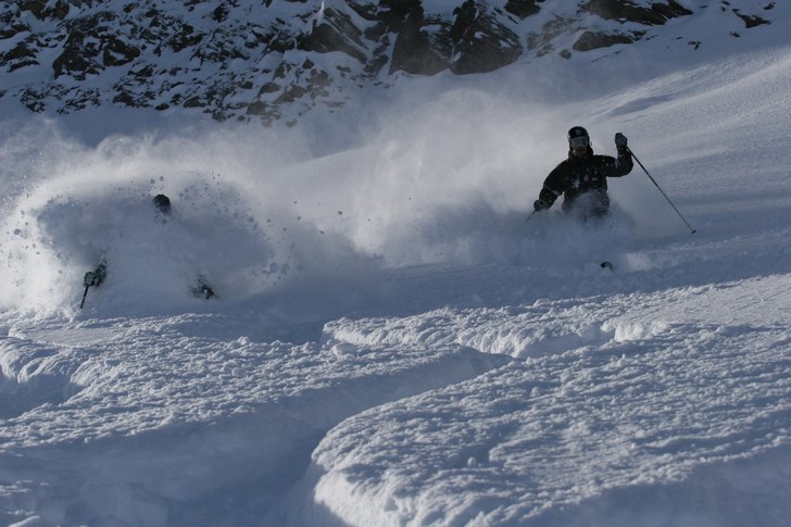 skön puderåkning finns det alltid tid till. Foto: Andreas Larsson. Åkare: Jag till skiiers right och Johan Abrahamsson till skiiers left.