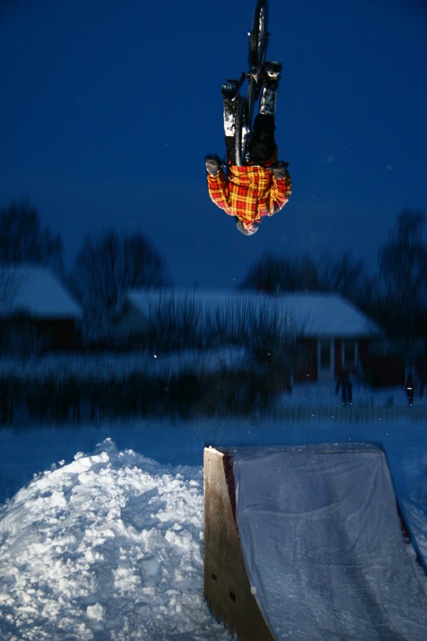Backflip. Foto: David Öst. Åkare: Axel Parke.
