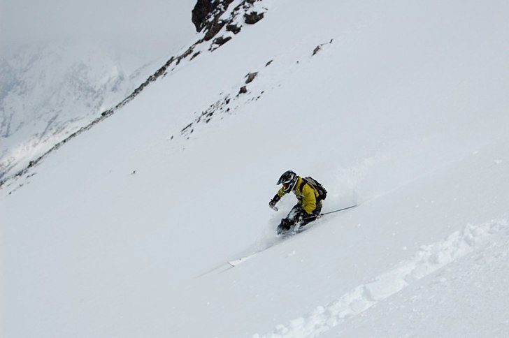 Sköna telemarkssvängar i skön och lite lätt vi. Foto: Yvonne. Åkare: Magnus Gustavsson.