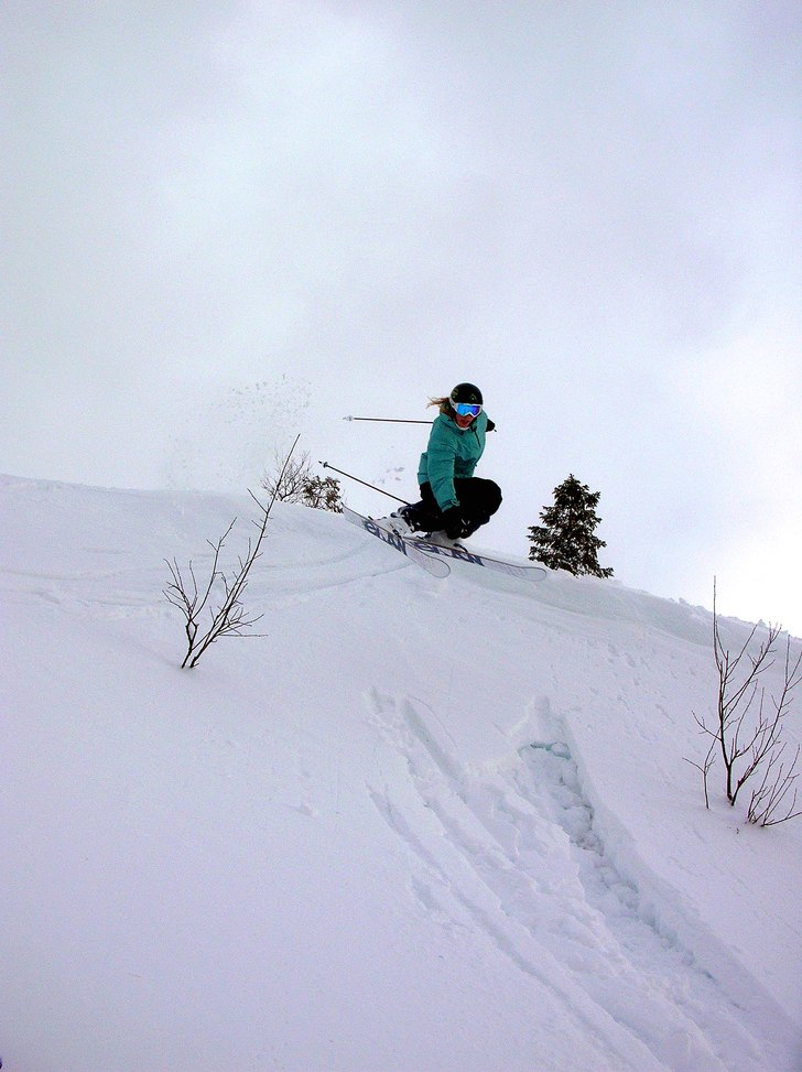 första hopp efter knäoperation som skedde 2 veck. Foto: patrik sollander. Åkare: carolin happe sollander.