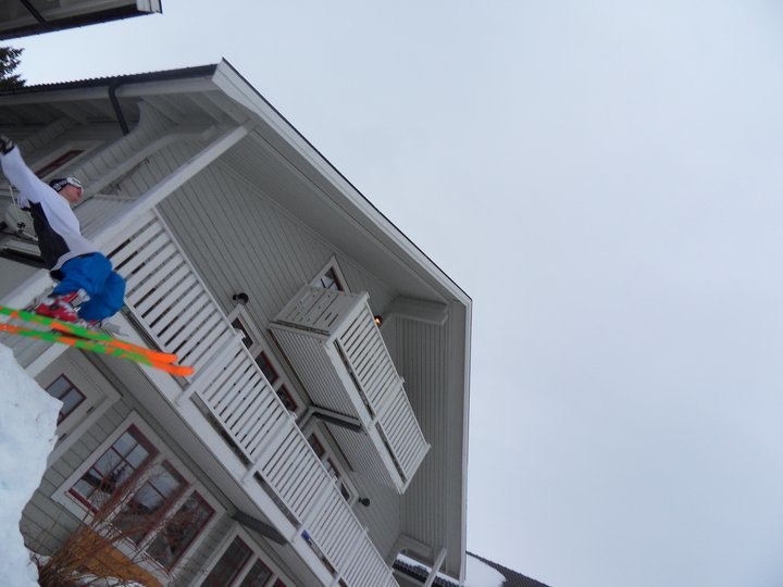 Hoppa lite vid stugan. Foto: Jockiz. Åkare: Adrian Sjöstrand.