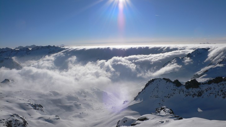 Vy från toppen av Gemsstock mot Unteralp. Molnen . Foto: Michael Malmros.
