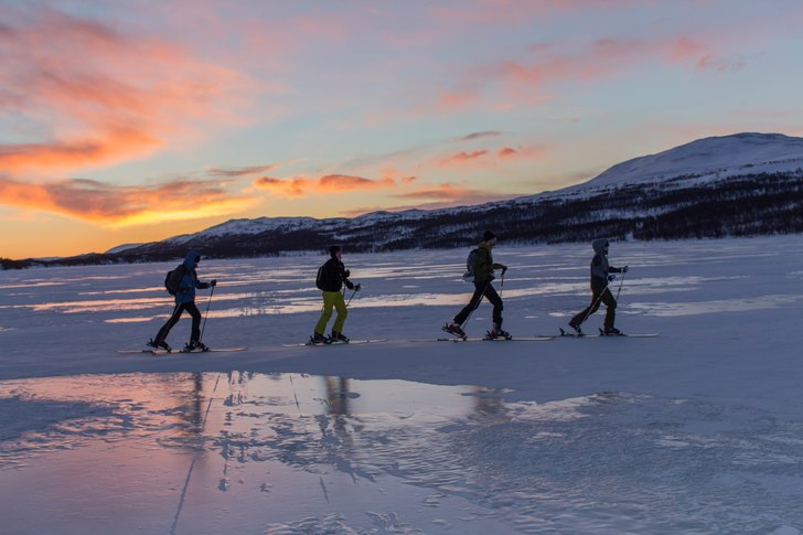 Korsar sjön mellan Fjällnäs hotell och Storvige.