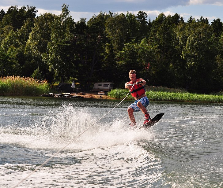 Denna åkare är ganska ny på wakeboard och såle. Foto: Daniel Skilberg.