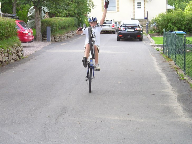 one hand wheelie. Foto: sara ljungqist. Åkare: Martin setterberg.
