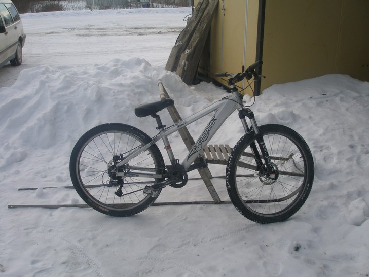 Det e en cyclepro zyclone. den e till salu. e du i. Foto: jag. Åkare: Min andra cykel.