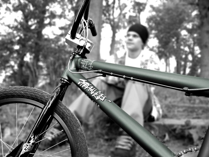 Jag sitter å chillar i skogen,medans josefin knä. Foto: Josefine. Åkare: Jag.