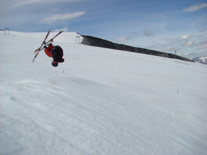en av mina första front flip utför landnigen :D. Foto: far. Åkare: jag.