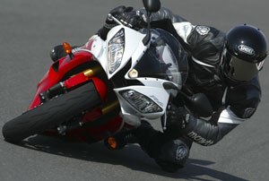 Asfaltscarving mit Moped. Foto: Yamaha. Åkare: Johan Weimer.