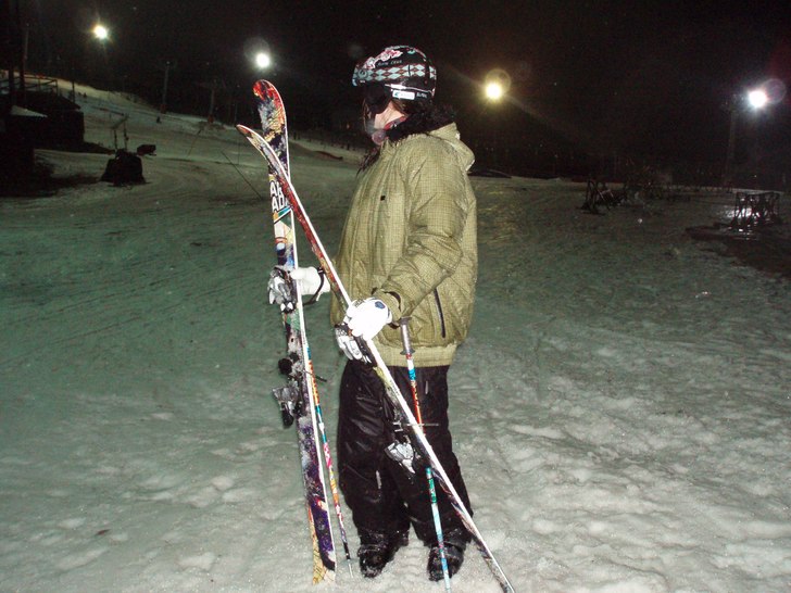 Nöjd med skidorna sina :). Foto: Jag. Åkare: Matilda.