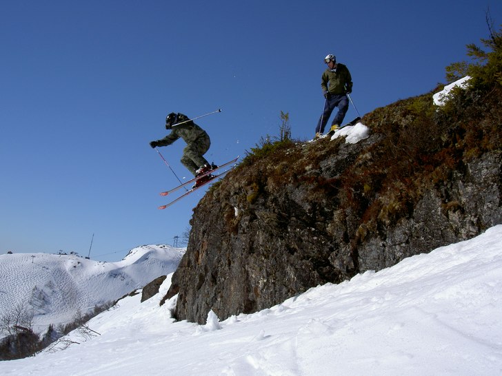 litet hopp från vårens klippor.... Foto: Johan Axberg. Åkare: Anders Axberg.