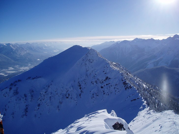 Står vid starten till offpiståket superbowl och . Foto: Eric Efraimsson.