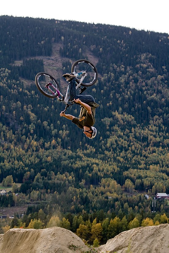 Backflipp i Hafjell, under TSG dirtjam. Foto: Kenneth Einars. Åkare: Linus Sjöholm.