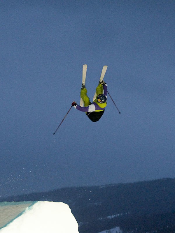 Med tanke på den skymning som lagt sig över byn . Foto: Perka Källström. Åkare: Jon Olsson.