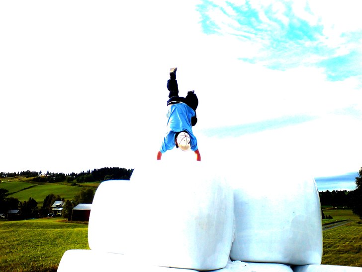Handstand på en rundbal;) . Foto: Fredrik Lundin. Åkare: Johan Lundin.