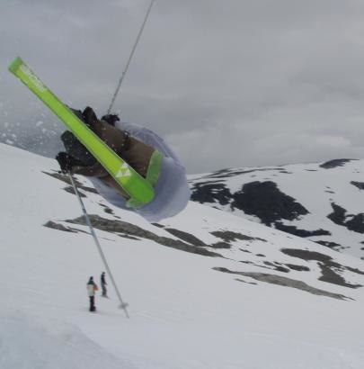 gör en misty med en skida . Foto: Erik Hedlund. Åkare: Peter Flodin.