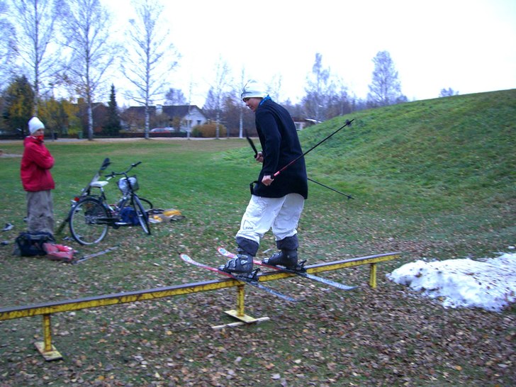 Kim testa köra lite innan dom drog och hämta sn�. Foto: Erik Brohagen. Åkare: Kim Löfgren.