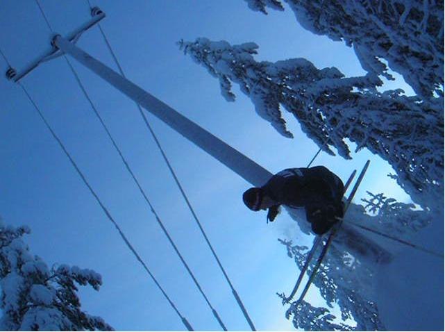 Gör nått stall på en en elstolpe med längdskid. Foto: ´Jonas Granstedt. Åkare: Jim Åhl.