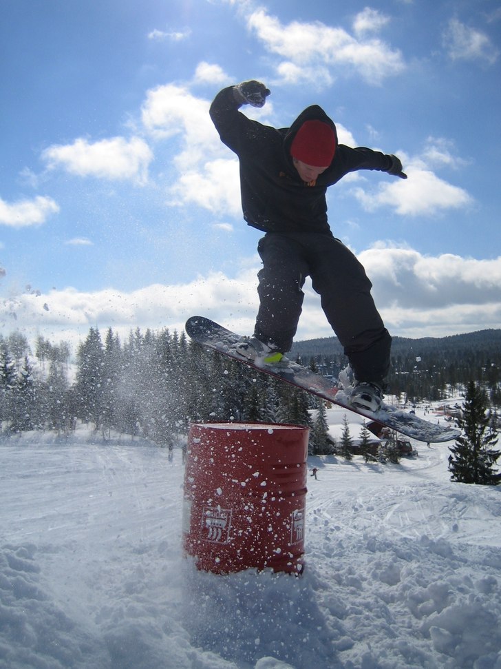 backside 180 jibb över tunna. Foto: Jonathan Helin. Åkare: Daniel Oldhammer.