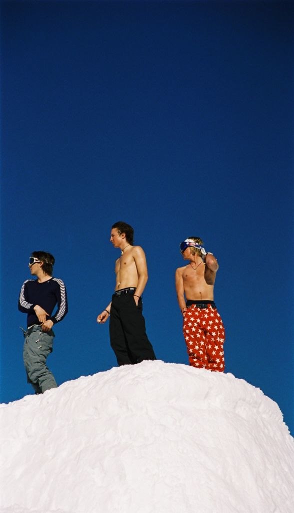 Byggde ett gigantisk kicker i Le Tour och softade . Foto: Carl-Johan. Åkare: Ola, Fredde och David (i den ordningen).