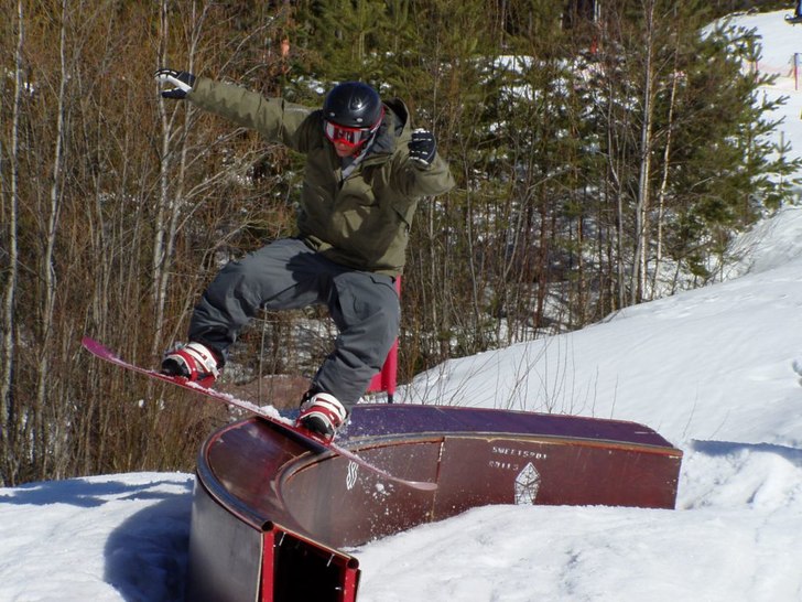 Boardslide på C-boxen. Foto: kommer inteihåg. Åkare: Andreas Höjvall.