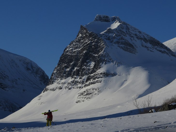 Matti Saapunki går sista biten från skoterleden . Foto: tryggve tirén.