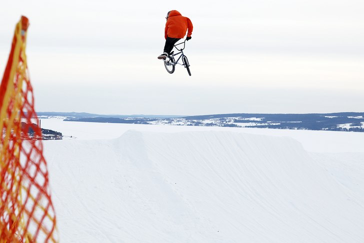 Olle kastar en fet tailwhip i lilla kickern, satt . Foto: Niklas Sundin. Åkare: Olle Gunnholt.