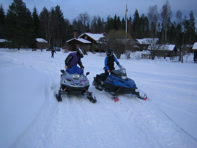 Va faan Anna, har på dig en ful polaris jacka och. Foto: Okänd. Åkare: Anna Frost och Malin Thorildsson.