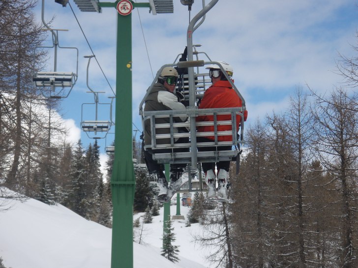 Många små trånga liftar i Madonna området.. Foto: Mats Erlingfors. Åkare: Daniel Erlingfors och Andreas Cardesjö.