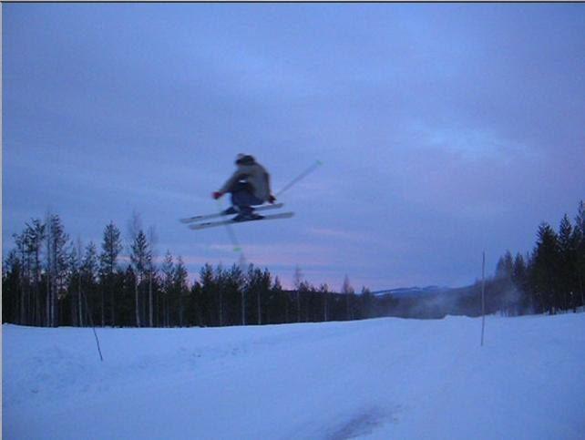 Hoppar över vägen med scratchen. Foto: stativ. Åkare: Jim Åhl.