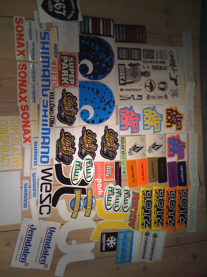 stickers. Foto: jag. Åkare: \'.