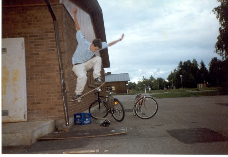 En ollie utanför affären i Bälinge. Foto: David Hedlund. Åkare: Daniel Kalin.
