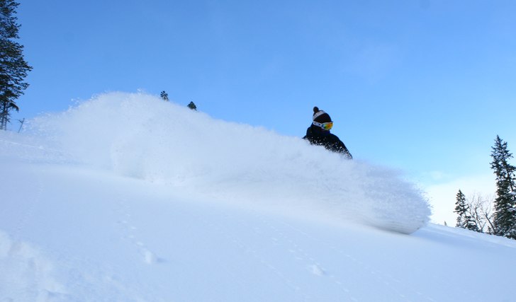 Fin linje med masse pudder. Flott skoledag på Fre. Foto: Kurt Are Lona. Åkare: Ole Kjærnli.