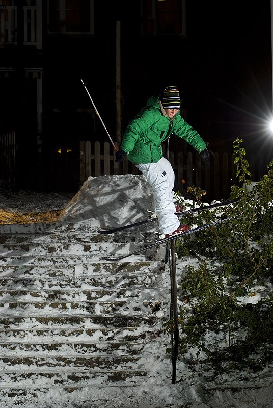 Erik kör handrailen vid gamla Prolympia vid Frös. Foto: Niklas Sundin. Åkare: Erik Signarsson.