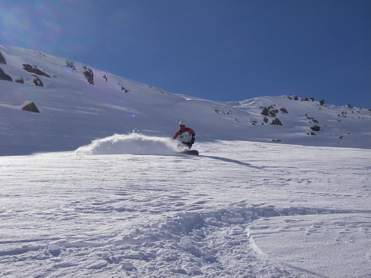 Efter ett dygns snöande åkte alla utom vi två u. Foto: Jan Hallberg. Åkare: Patrik Jonsson.