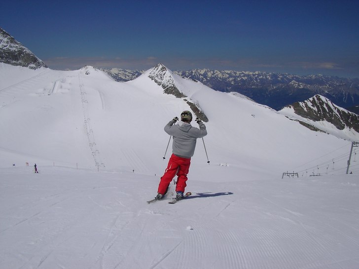 Sommarskidåkning i Hintertux i österrike . Foto: mamma. Åkare: Leo Waldner.
