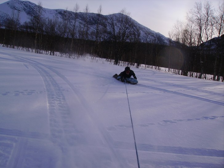 Tolkar med airboard efter en skoter - jävulskt ku. Foto: Little Nils. Åkare: John Höglind.