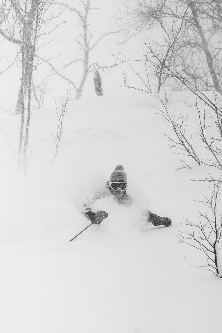 Lars-Åke Krantz går djupt i Calgaryskogen. Foto: Axel Mossling.