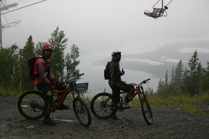 På väg ner med härlig utsikt. Foto: Roger Hansson. Åkare: Martin&Mikaela.