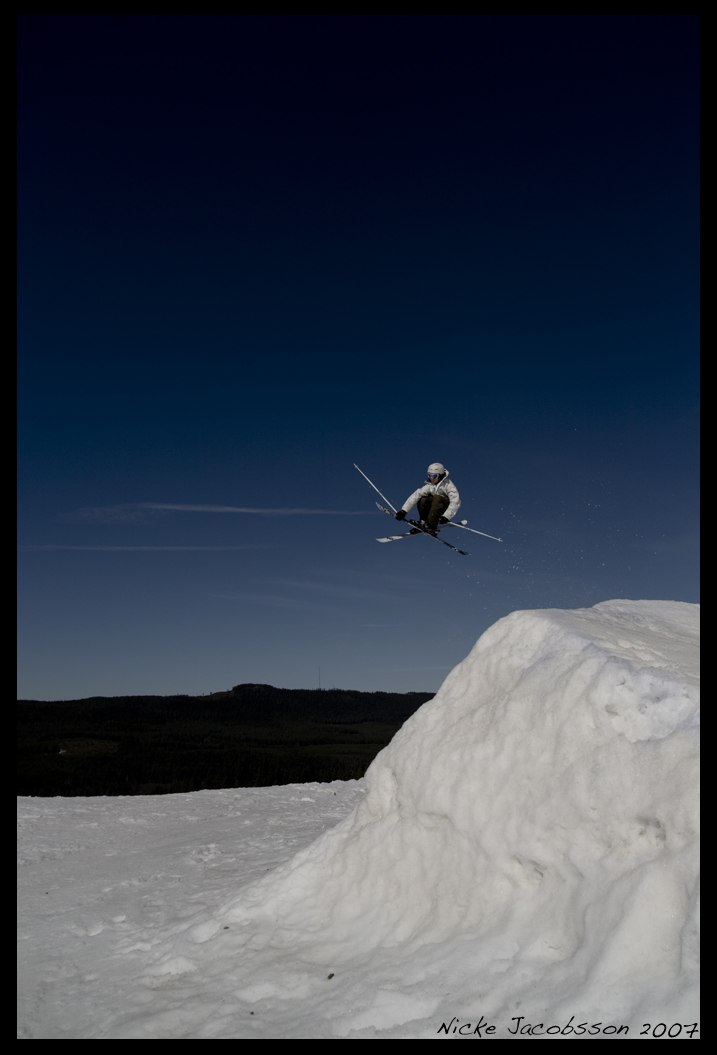 ett hopp. Foto: Nicke Jakobsson. Åkare: Linus Thornberg.