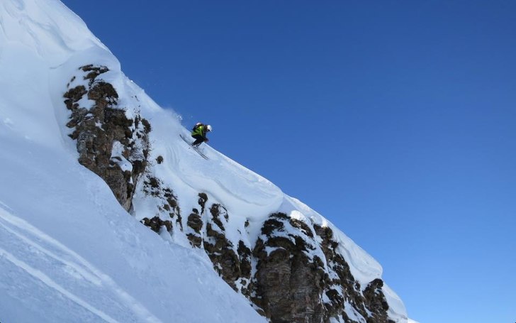 Droppar in i lila... \"banderollen\". Foto: Simon Johansson. Åkare: Jonas Bolling.
