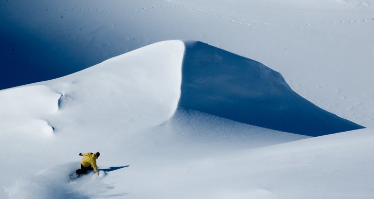 Jonas i full fart genom ett månlandskap. . Foto: Björn Bonthron. Åkare: Jonas Bragsted.