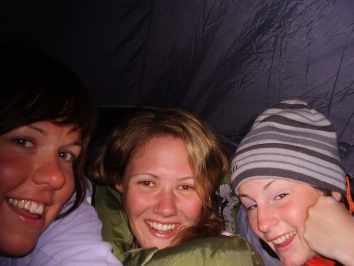 det är så mysigt att tälta... Foto: Ulli Johnsson. Åkare: Ulli, Disa & Anna.