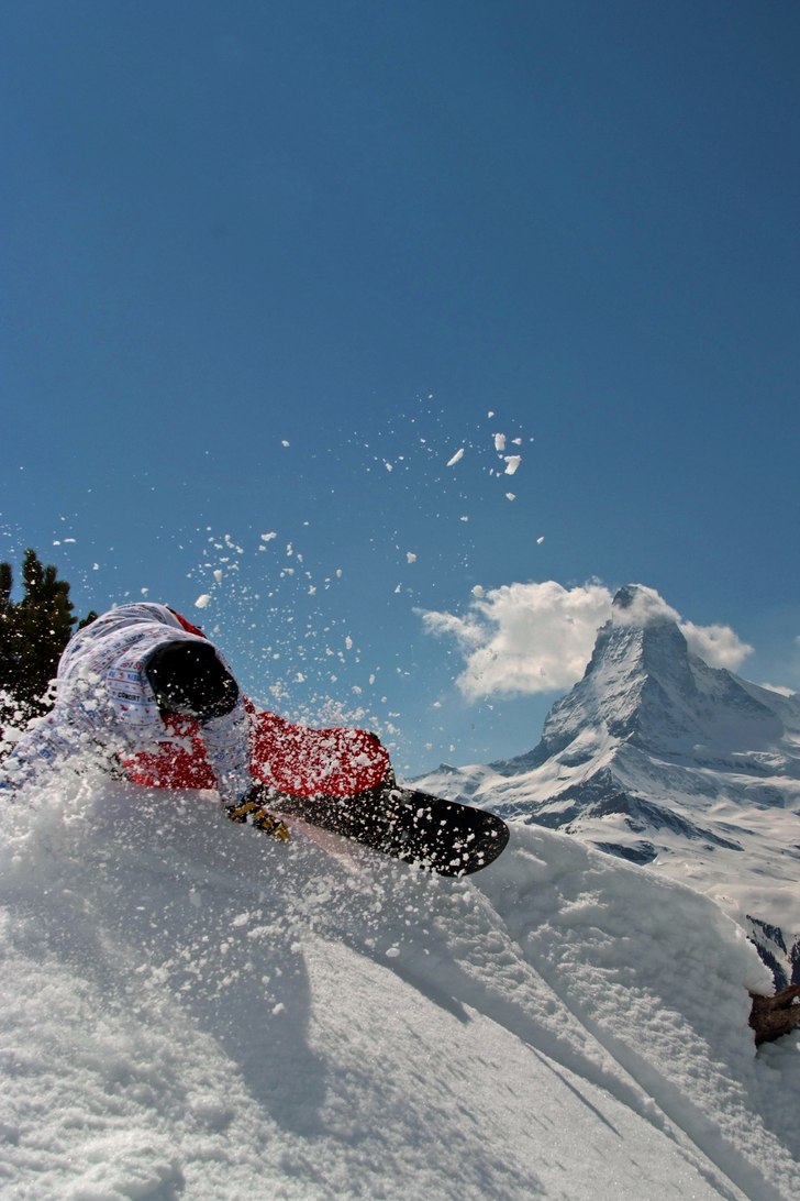 Adam är minst lika bra på att åka bräda som sk. Foto: Robin Ljungqwist. Åkare: Adam Jonsson.