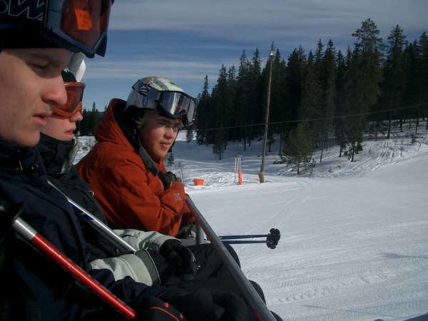 Jag i stolsliften på väg uppåt!. Foto: Rickard. Åkare: Kim Åhlén.