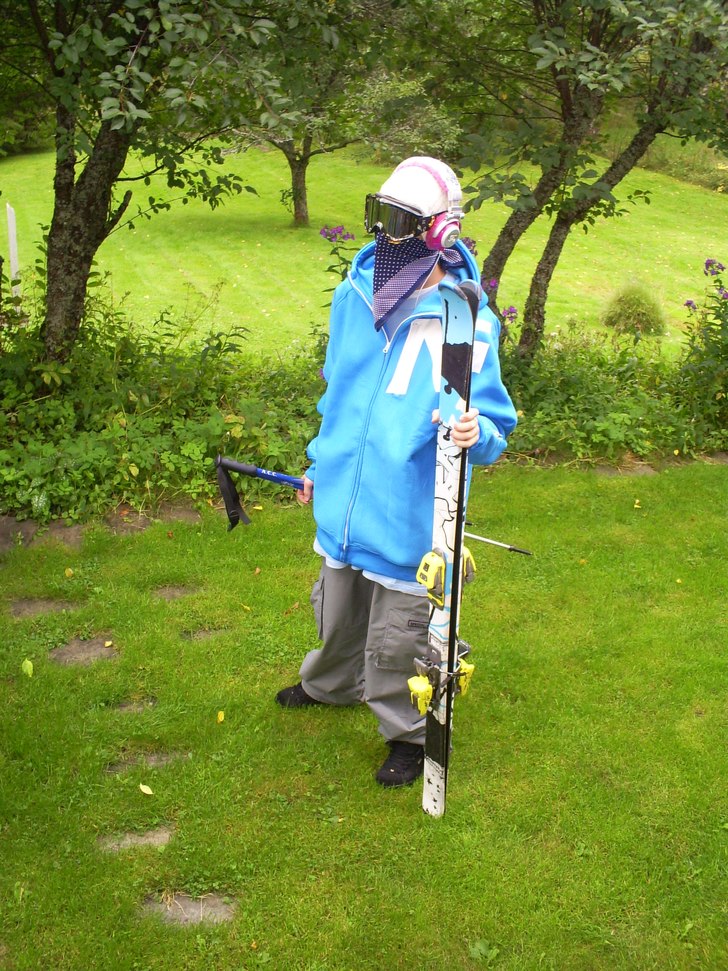 letar efter snön en augustieftermiddag, hittar de. Foto: Johan Olofsson. Åkare: Per Olofsson.